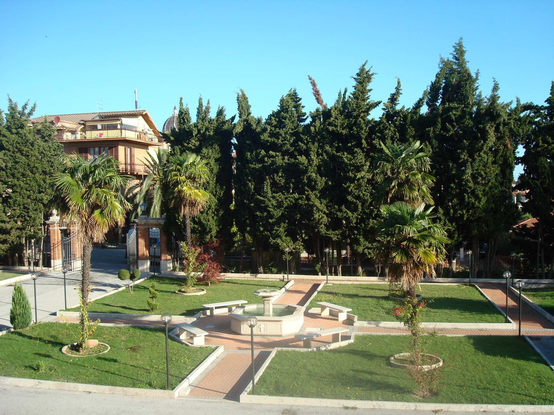 Giardino e spazi esterni hotel Loreto